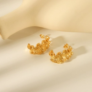 Golden wavy geometric earrings in 18K gold plated stainless steel with fluid texture