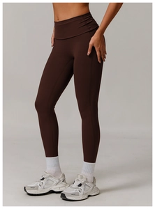 Détail du pantalon de yoga marron foncé à taille haute avec coutures renforcées