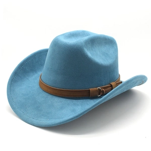 Détail du chapeau de cowboy en daim bleu avec bande en cuir brun et boucle en métal