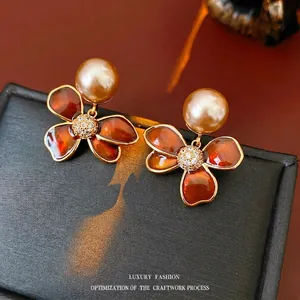 Boucles d'oreilles vintage en forme de fleur, émail marron, zircons et perles de champagne