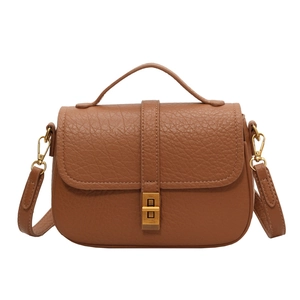 Borsa a tracolla marrone effetto pelle con fibbia dorata vintage e manico superiore