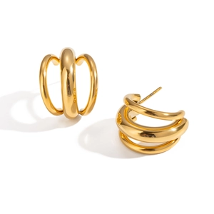 Boucles d'oreilles créoles triples en acier inoxydable plaqué or 18K sur fond blanc pur
