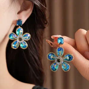 Boucles d'oreilles vintage en forme de fleur avec cristaux bleu foncé et verts