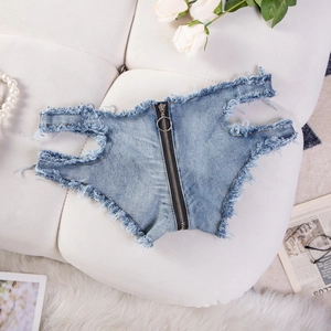 Detail von blauen Denim-Hotpants mit Metallring-Reißverschluss und Fransen auf Leder