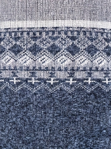 Detailaufnahme der blau-weißen geometrischen Strickmuster-Textur bei Herren-Cardigan