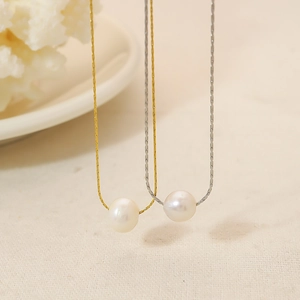 Collier élégant en perle blanche avec chaîne en acier inoxydable doré et argenté raffiné