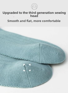 Gros plan de la couture plate aux orteils sur chaussettes bleu sarcelle confortables