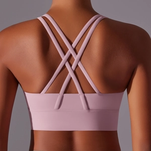 Dettaglio delle spalline incrociate sulla schiena di questo reggiseno sportivo lilla