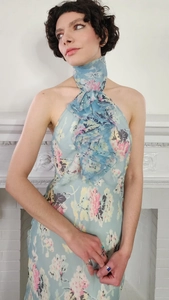 Dettaglio del collo alto con ruches e stampa floreale vintage su abito in chiffon