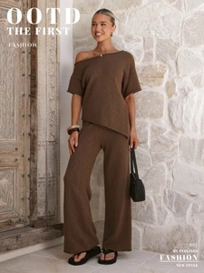 Détail d'un ensemble en maille marron avec haut à épaules dénudées et pantalon large