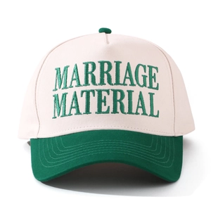 Baseballkappe mit MARRIAGE MATERIAL Stickerei in Creme und Dunkelgrün