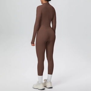 Vista posteriore del set yoga marrone con leggings a vita alta e top a maniche lunghe