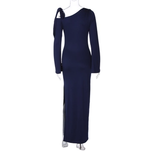 Détail d'une robe longue bleu marine à une épaule et manches longues sur mannequin