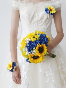 Hochzeitsset mit Sonnenblumen und blauen Seidenblumen mit Sackleinen-Griffen