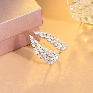 Détail de la bague ailes d'ange en argent avec pierres marquises et anneau réglable