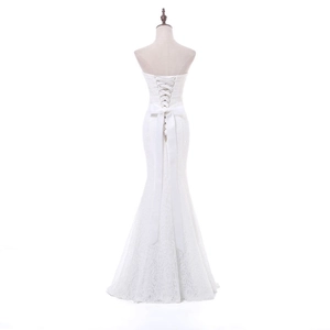 Robe de mariée sirène en dentelle sans bretelles avec laçage corset et nœud en soie élégant