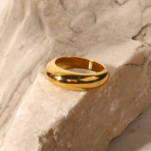 Minimalistischer goldener Edelstahlring in Kuppelform mit polierter, glänzender Oberfläche