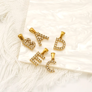 Pendentifs alphabet A-E en acier doré avec pavage en zircone pour collier personnalisé