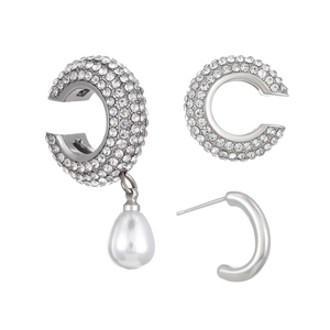 Détail du lot de boucles d'oreilles argentées et ear cuff avec strass et perle goutte