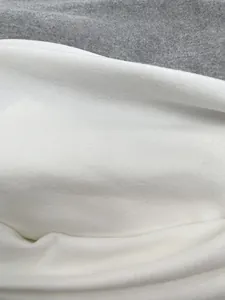 Détail de la doublure en polaire douce à l'intérieur de ce t-shirt thermique à manches longues