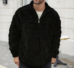 Détail du sweat en polaire noire avec texture gaufrée 3D et col montant zippé demi