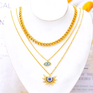 Ensemble de colliers superposés en acier doré avec pendentifs œil et soleil
