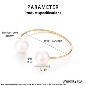 Detail eines 18k vergoldeten Edelstahlarmreifs mit weißen Muschelperlen und Maßen