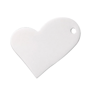 Pendentif coeur minimaliste en acier inoxydable argenté avec finition polie sur fond blanc