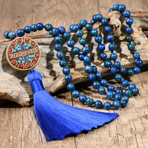 Dettaglio macro della collana tibetana con perle minerali blu e una nappa colorata