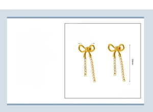Detail of 18K gold-plated bow tassel earrings with dimensions 15x34mm and weight 3.3g
