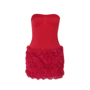Rotes figurbetontes trägerloses Minikleid mit aufwendiger 3D-Handmade-Rosenstruktur