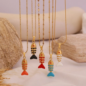 Colliers carpe koi en émail multicolore avec chaînes en métal doré au style élégant