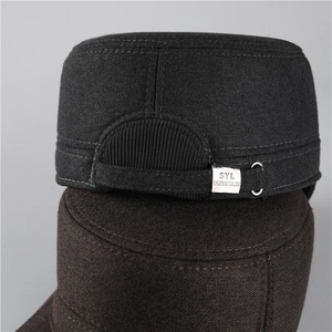 Détail de la boucle métallique réglable et texture épaisse du tissu sur casquettes homme