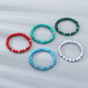 Détail de cinq bracelets en perles de pierre naturelle multicolores avec entretoises argentées