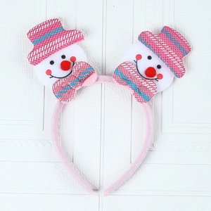 Détail du serre-tête de Noël rose avec bonhommes de neige en peluche et chapeaux à rayures