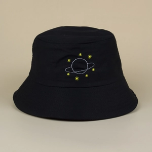Bob noir en coton avec broderie de planète et étoiles de dessin animé sur fond beige