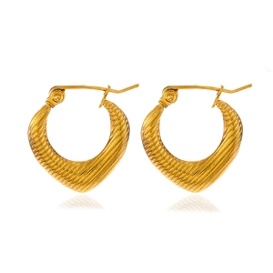 Boucles d'oreilles cœur plaqué or 18K avec rayures diagonales sur fond blanc pur