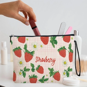 Neceser de maquillaje de cuadros rosas con motivos de fresas y correa de muñeca