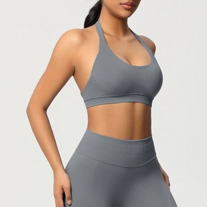 Détail du soutien-gorge de sport dos nu gris et legging taille haute en tricot