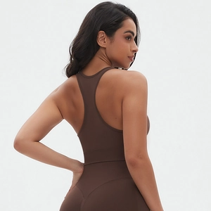 Détail du soutien-gorge de sport dos croisé et legging taille haute en tissu marron mat