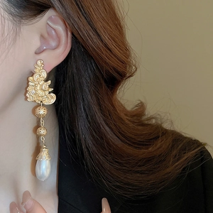 French vintage metallic flower and teardrop pearl drop earrings for women in gold