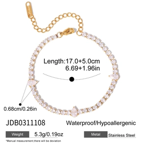 Makro-Detail des 18K Gold-Edelstahl-Tennisarmbands mit tropfenförmigen Zirkonia-Steinen