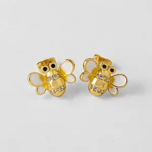 Détail de boucles d'oreilles abeille plaquées or 18 carats avec émail et oxydes de zirconium