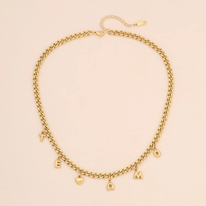 Détail du collier chaîne dorée avec charms lettres TE AMO et pendentif cœur