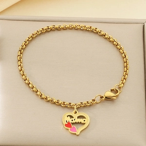 Gros plan du pendentif cœur Mama doré avec émail sur une chaîne de perles fine