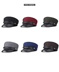 Display colori dei cappelli militari vintage con visiere in pelle PU e fibbie d'argento