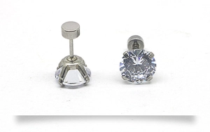 Détail macro de boucles d'oreilles en acier inoxydable avec oxydes de zirconium ronds