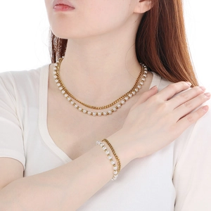 Primo piano della collana a strati placcata oro 18K e perle d'acqua dolce sulla modella