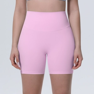 Détail du short de yoga rose à taille haute avec une large ceinture de contrôle du ventre