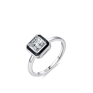 Bague en argent S925 avec zircon carré et bordure en émail noir sur fond blanc neutre